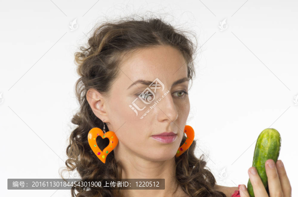 一位年輕漂亮女人的畫(huà)像手里拿著黃瓜