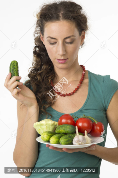 一個年輕漂亮的女人與蔬菜的肖像