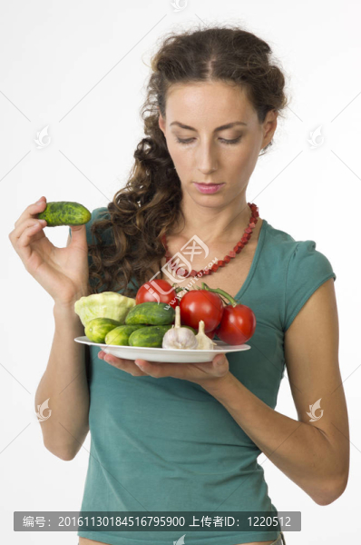 一個年輕漂亮的女人與蔬菜的肖像