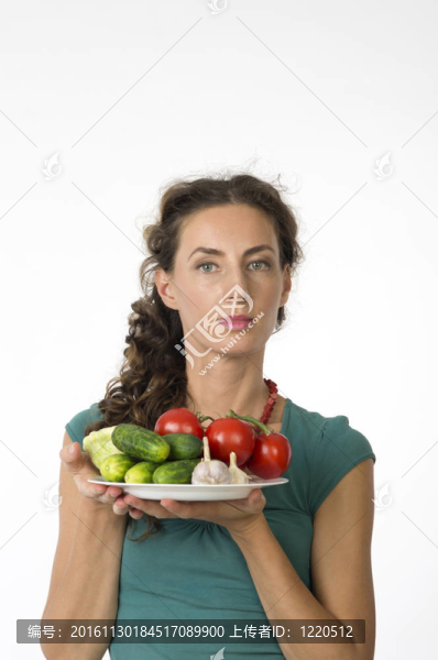一個年輕漂亮的女人與蔬菜的肖像