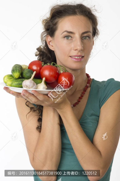 一個年輕漂亮的女人與蔬菜的肖像