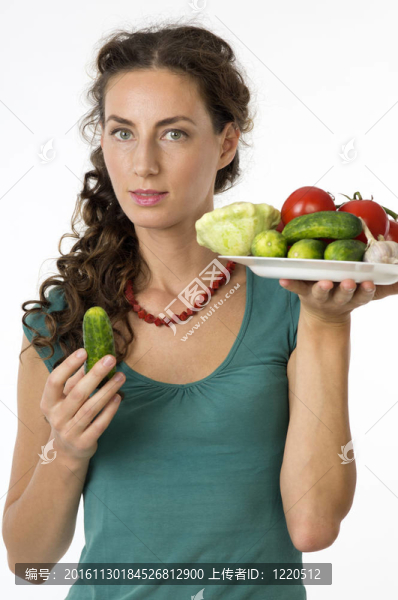 一個年輕漂亮的女人與蔬菜的肖像