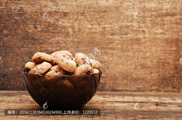 桌上的杯子里的巧克力餅干