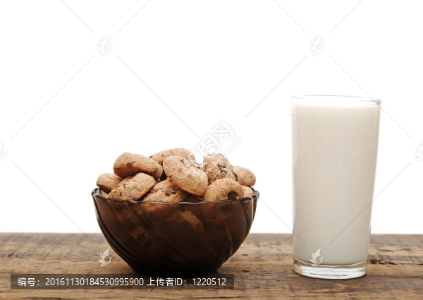 木桌上的牛奶和巧克力餅干