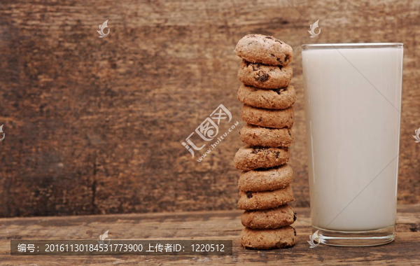 木桌上的牛奶和餅干