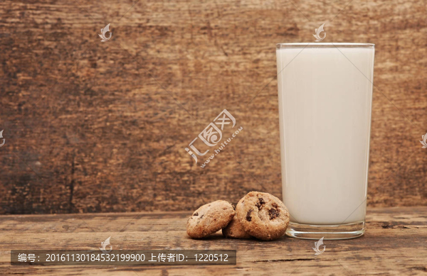 美味的巧克力曲奇押在草原鮮奶玻璃