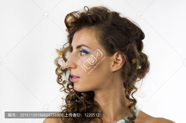 一個(gè)年輕美麗的女人的肖像