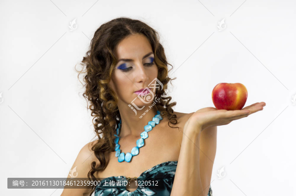一位年輕漂亮女人的畫像手里拿著一個(gè)蘋果