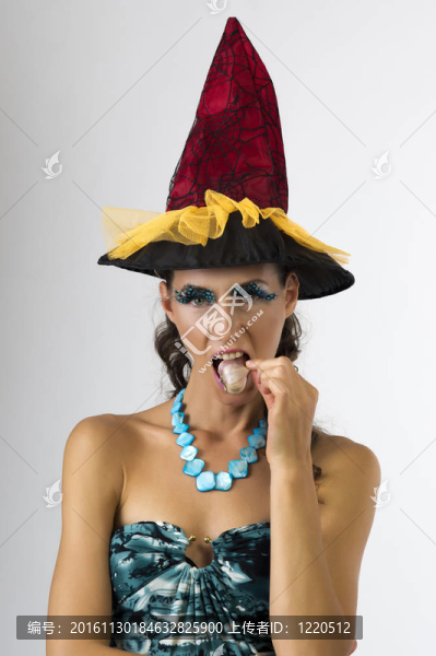 高紅魔法殼中的一個年輕的女巫