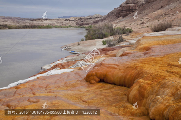 綠河在水晶噴泉