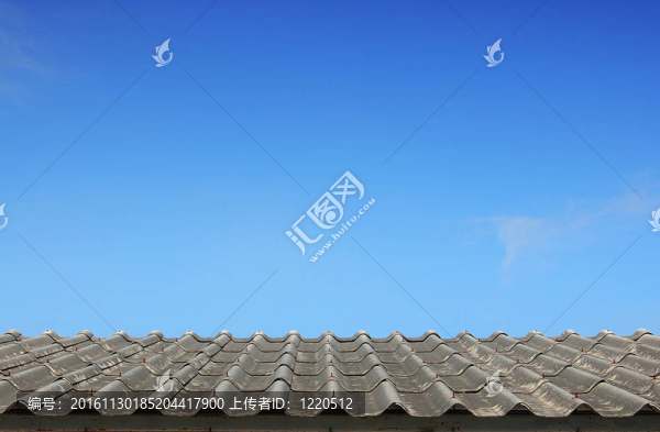 藍(lán)天上的老屋頂