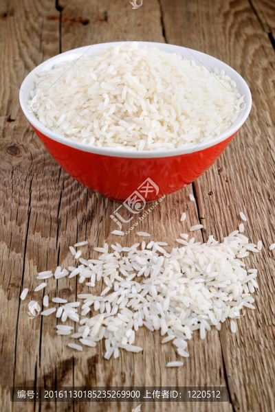 在木制桌上的碗里生的白米飯
