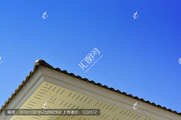 屋頂和湛藍的天空