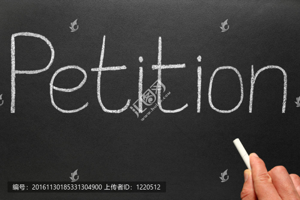 用白色粉筆在黑板上寫(xiě)請(qǐng)?jiān)笗?shū)。