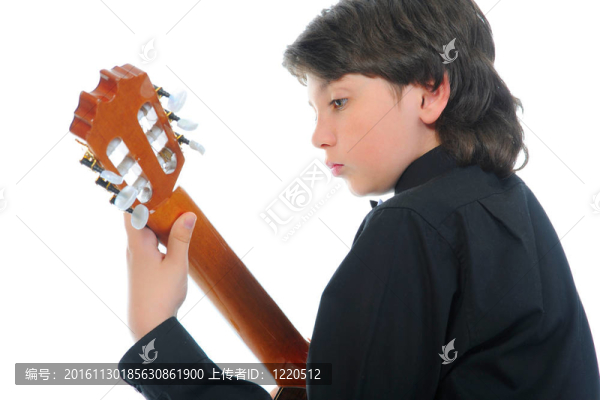 小男孩音樂家彈吉他