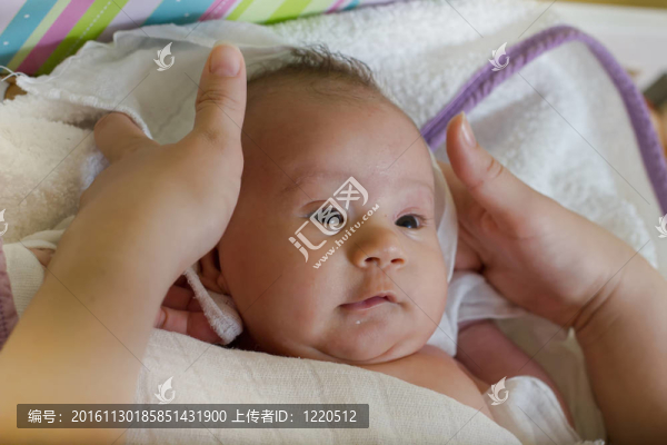 沐浴后可愛的嬰兒