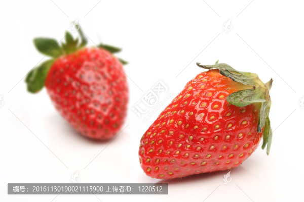 兩個(gè)白色背景的草莓