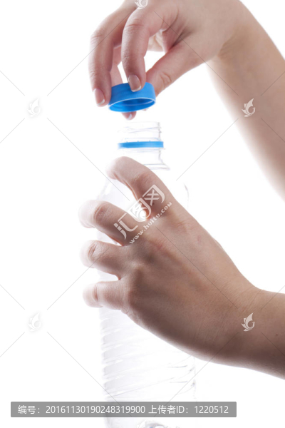 女人正在打開一瓶水