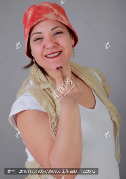 漂亮的女人，戴著紅帽子