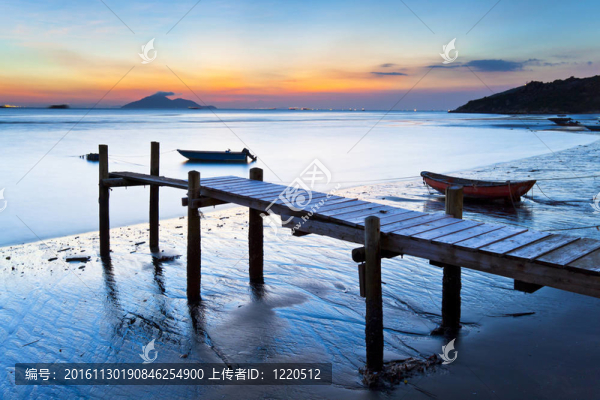 日落在海岸邊的木碼頭