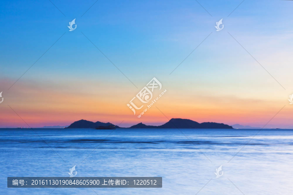 在日落的島嶼在海洋