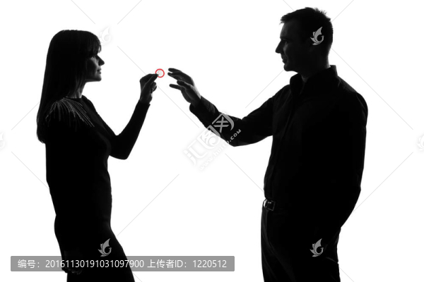 一對夫婦抱著避孕套