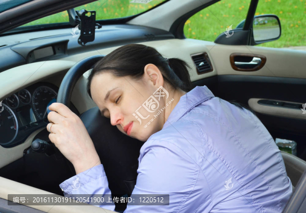 年輕女孩睡在她的車?yán)铩? title=
