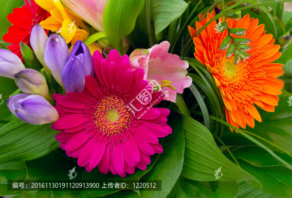 五顏六色的鮮花花束