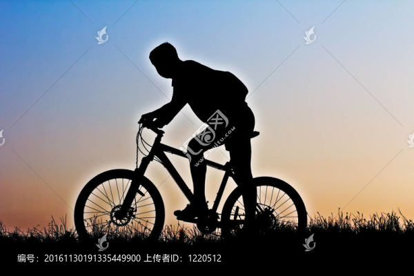 一個騎自行車的人的剪影