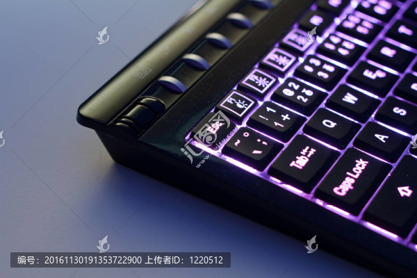一個(gè)現(xiàn)代的背光鍵盤(pán)特寫(xiě)