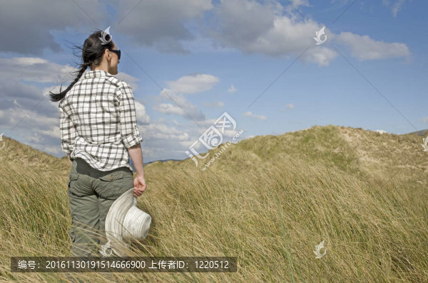 沙丘中的女人