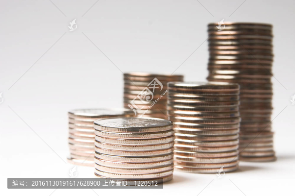 一堆白色背景上的輝煌金屬硬幣