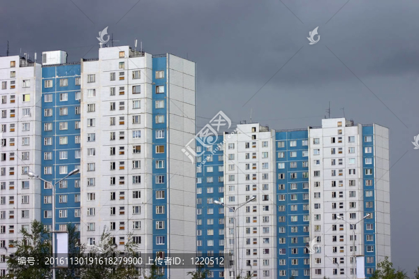 城市的摩天大樓與背景多云天空反射
