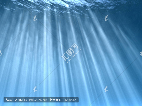 明亮的太陽光束通過藍色透明的水