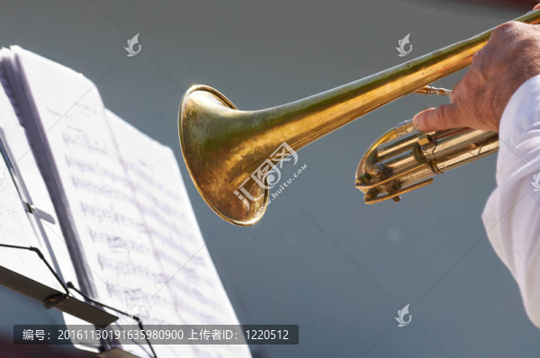 音樂家的手在小號上演奏
