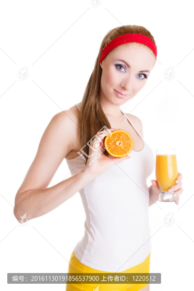有桔汁和水果的女人