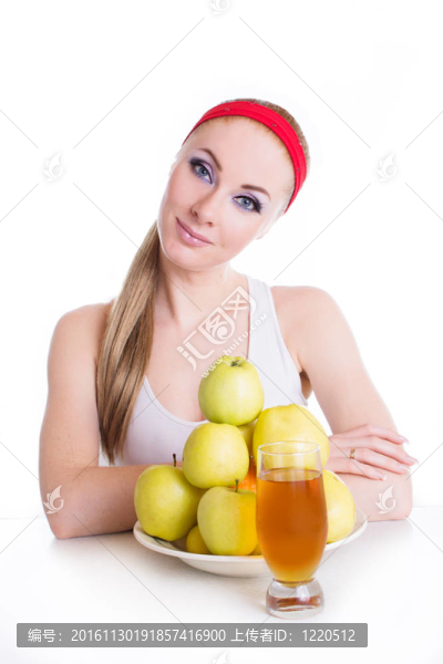 蘋果汁和水果的女人