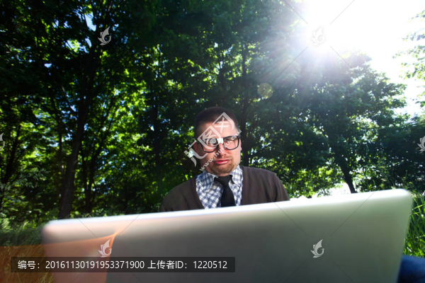 戴眼鏡的男人