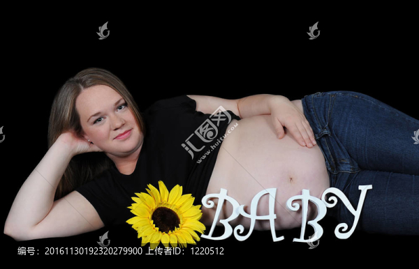 孕婦的休息與字寶寶在木制字母拼寫和美麗明亮的向日葵neraby。孤立的黑色