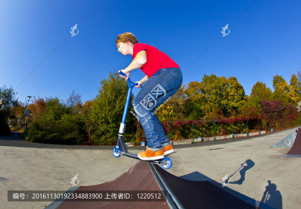 男孩在晴朗的天空下在滑板公園跳滑板