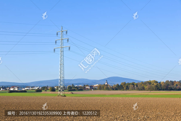 藍(lán)天下的電氣塔