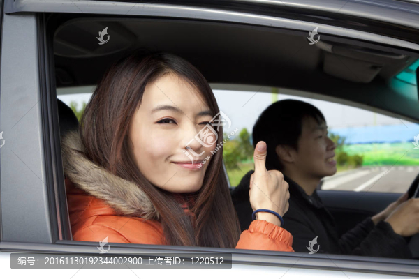 幸福微笑的情侶在車(chē)上開(kāi)著大拇指