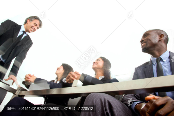 多民族團隊會議期間