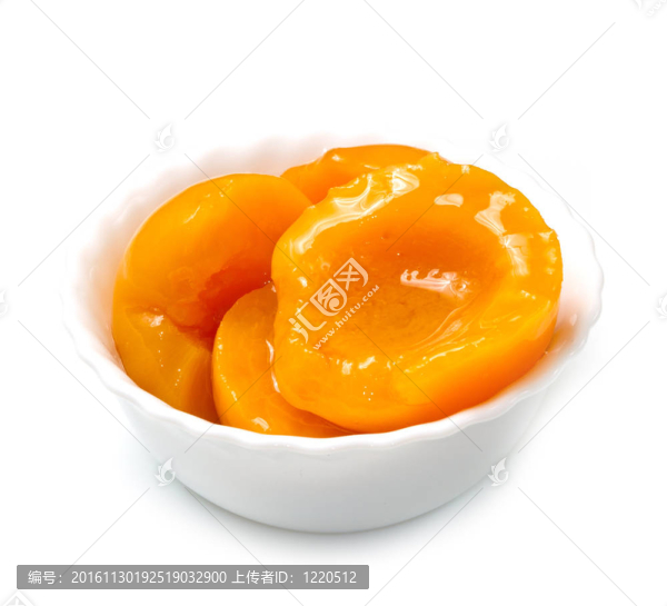 光糖漿中的桃子
