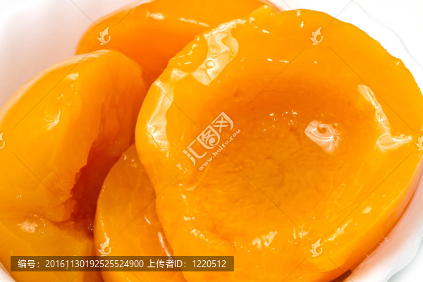 光糖漿中的桃子