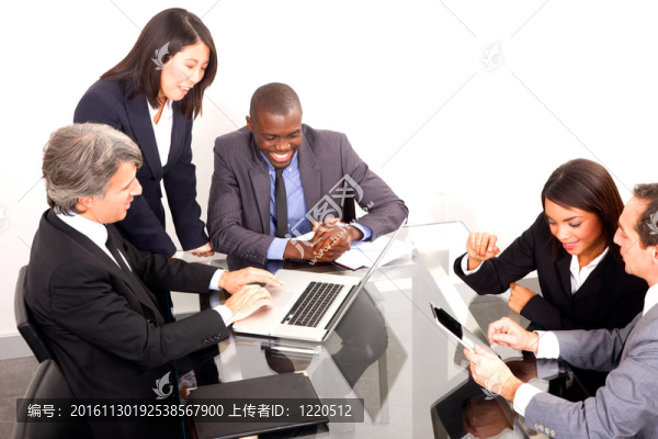 多民族團隊會議期間