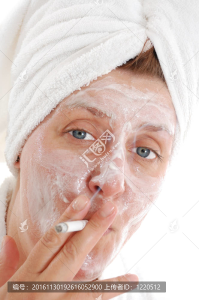 女人用毛巾擦著頭上的煙