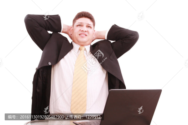 憂心忡忡的年輕人帶著筆記本；孤立于白色