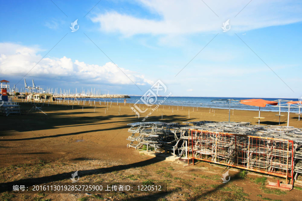 拉納卡空蕩蕩的海灘