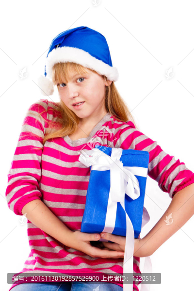 小女孩在Santa的帽子與藍(lán)色禮品盒